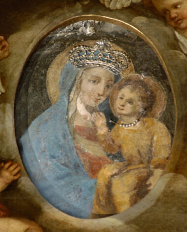 Madonna con il Bambino. Secondo altare parete destra.