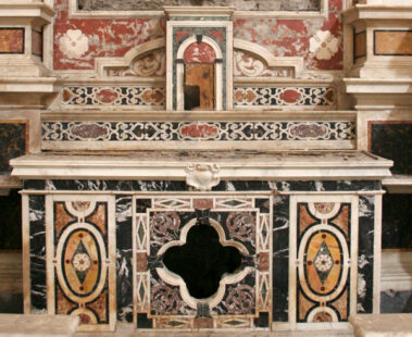Segue la cappella di San Francesco Saverio, costruita nel 1677 da Domenico Sannelli e decorata a spese del figlio Ludovico.