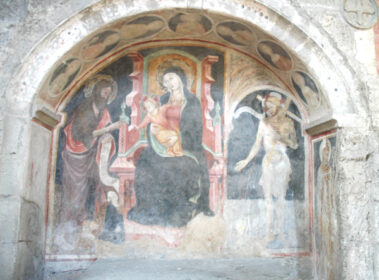 Madonna in trono col Bambino, San Giovanni Battista, la committente in ginocchio, Cristo portacroce. Terza cappella navata sinistra. Affresco.