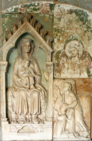 Viterbo, complesso di Santa Maria in Gradi. Proveniente dall'antica chiesa di Santa maria in Gradi è il Rilievo del XIV secolo con Raniero Capocci e la moglie Teodora nell’atto di essere presentati alla Vergine.
