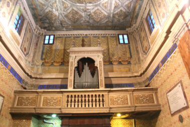 Organo. Cantoria parete d’ingresso.