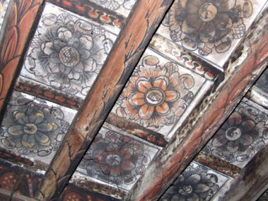 Particolare della decorazione pittorica delle pianelle e delle travi di copertura del tetto